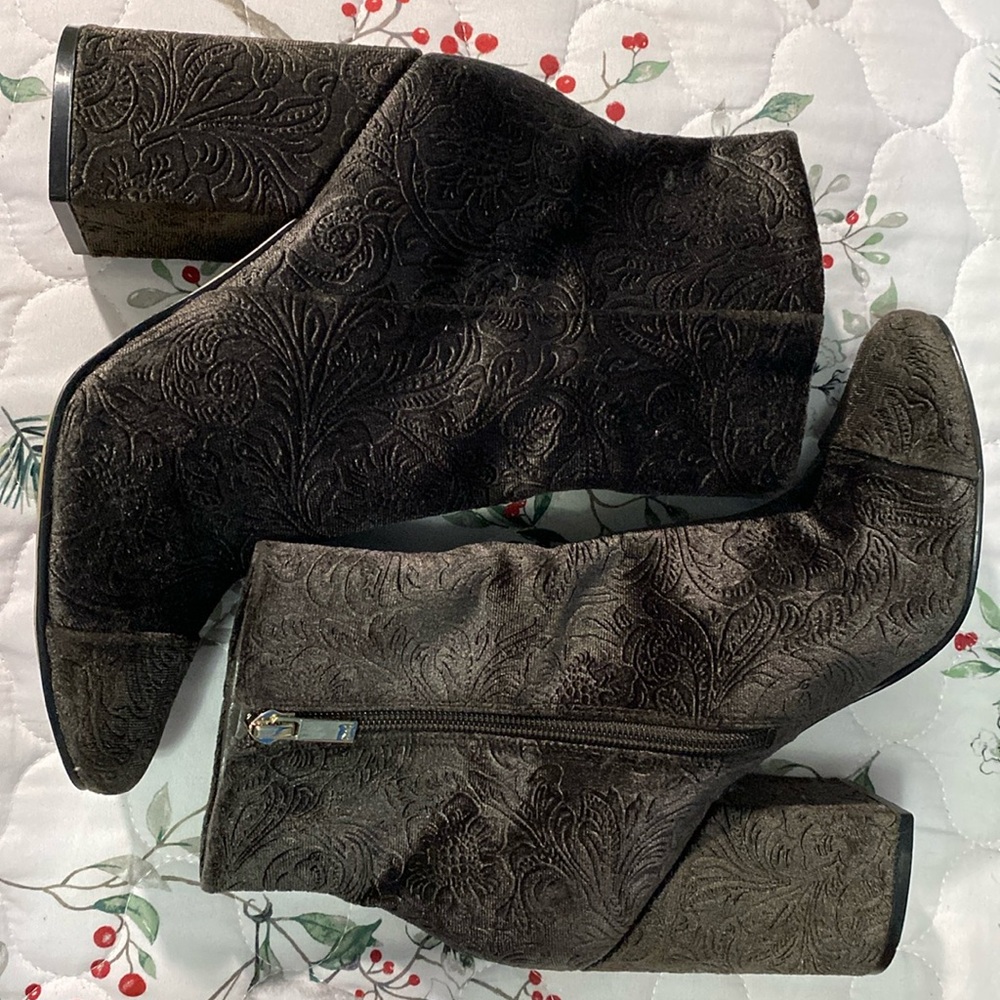 Brown velvet with design boots